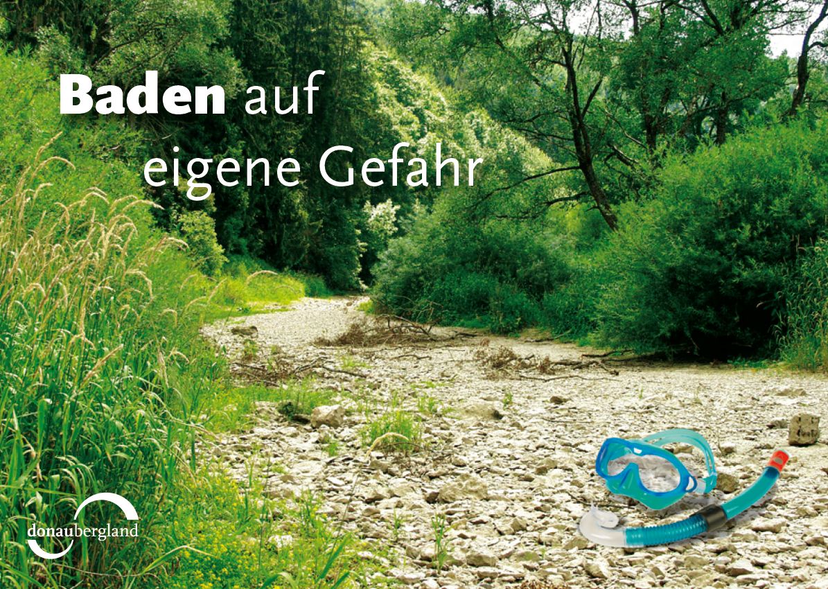 Donaubergland Postkartenmotiv mit Schnorchel auf steinigem Weg zwischen Wald und Wiese.