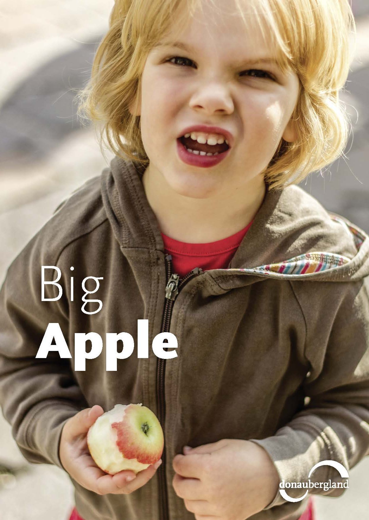 Donaubergland Postkartenmotiv mit Kind das einen angebissenen Apfel in der Hand hält.