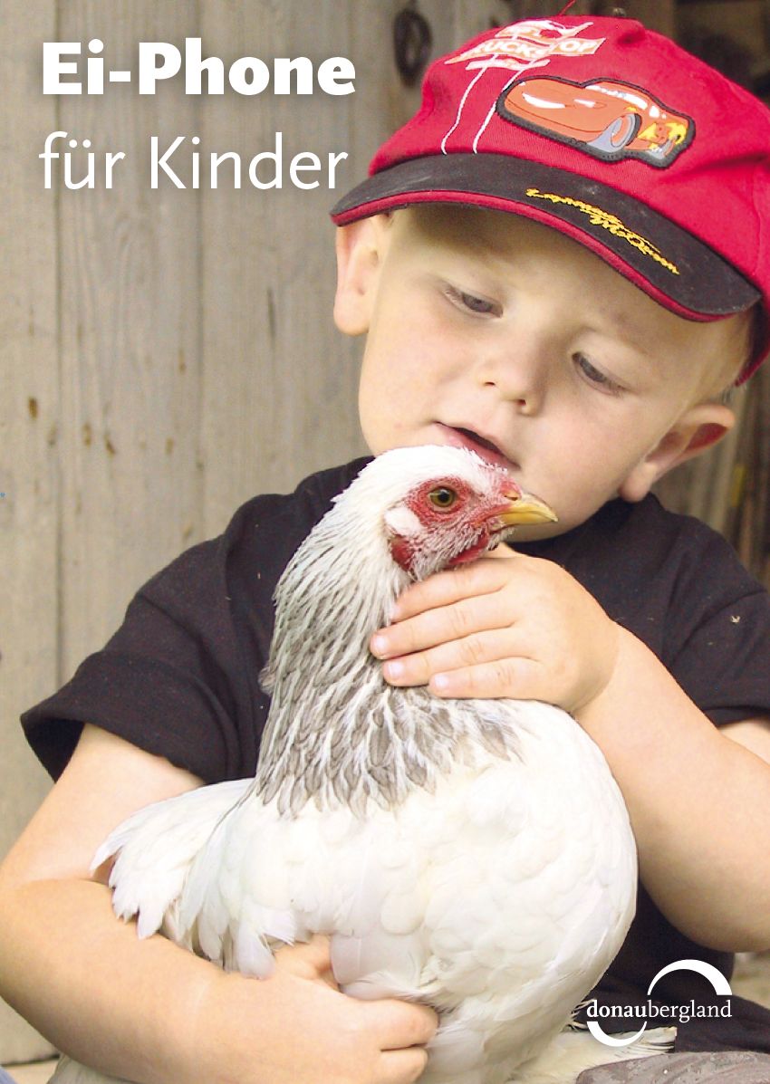 Donaubergland Postkartenmotiv mit Kind mit weißem Huhn auf dem Arm.