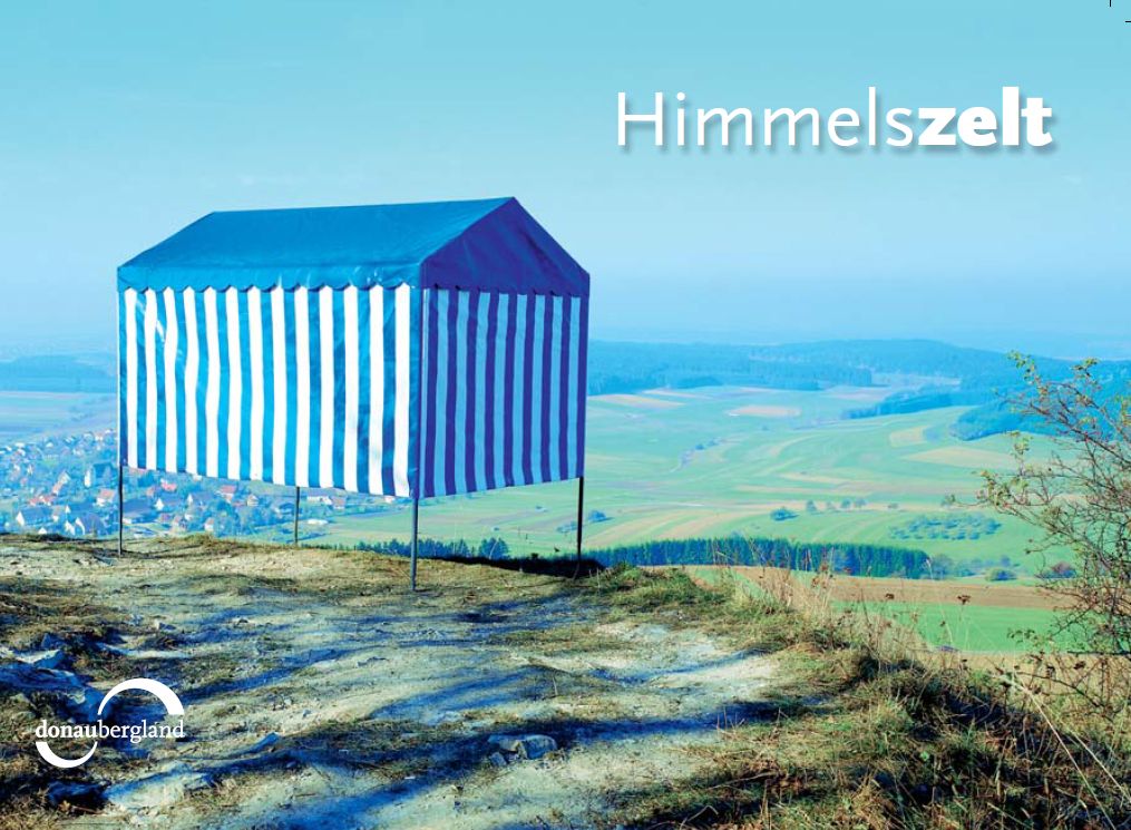 Donaubergland Postkartenmotiv mit blau weißem Zelt auf einem Berg