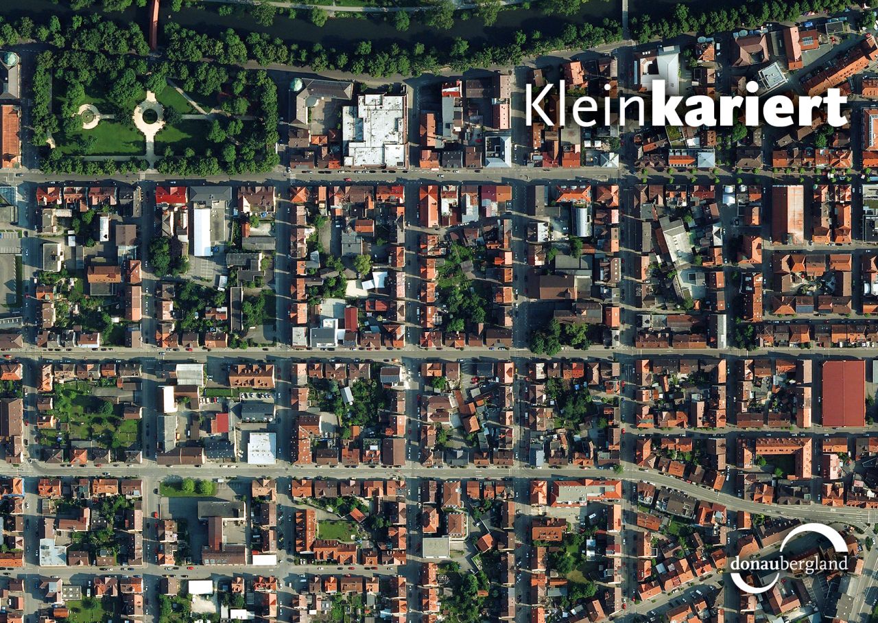 Donaubergland Postkartenmotiv mit Stadtansicht von oben und die Straßen sind quadratisch angeordnet.