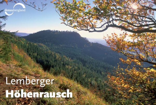 Donaubergland Postkartenmotiv mit Aussicht auf Berge und bewaldete Flächen an einem verfärbten Laubbaum mit dem Schriftzug Lemberg Höhenrausch