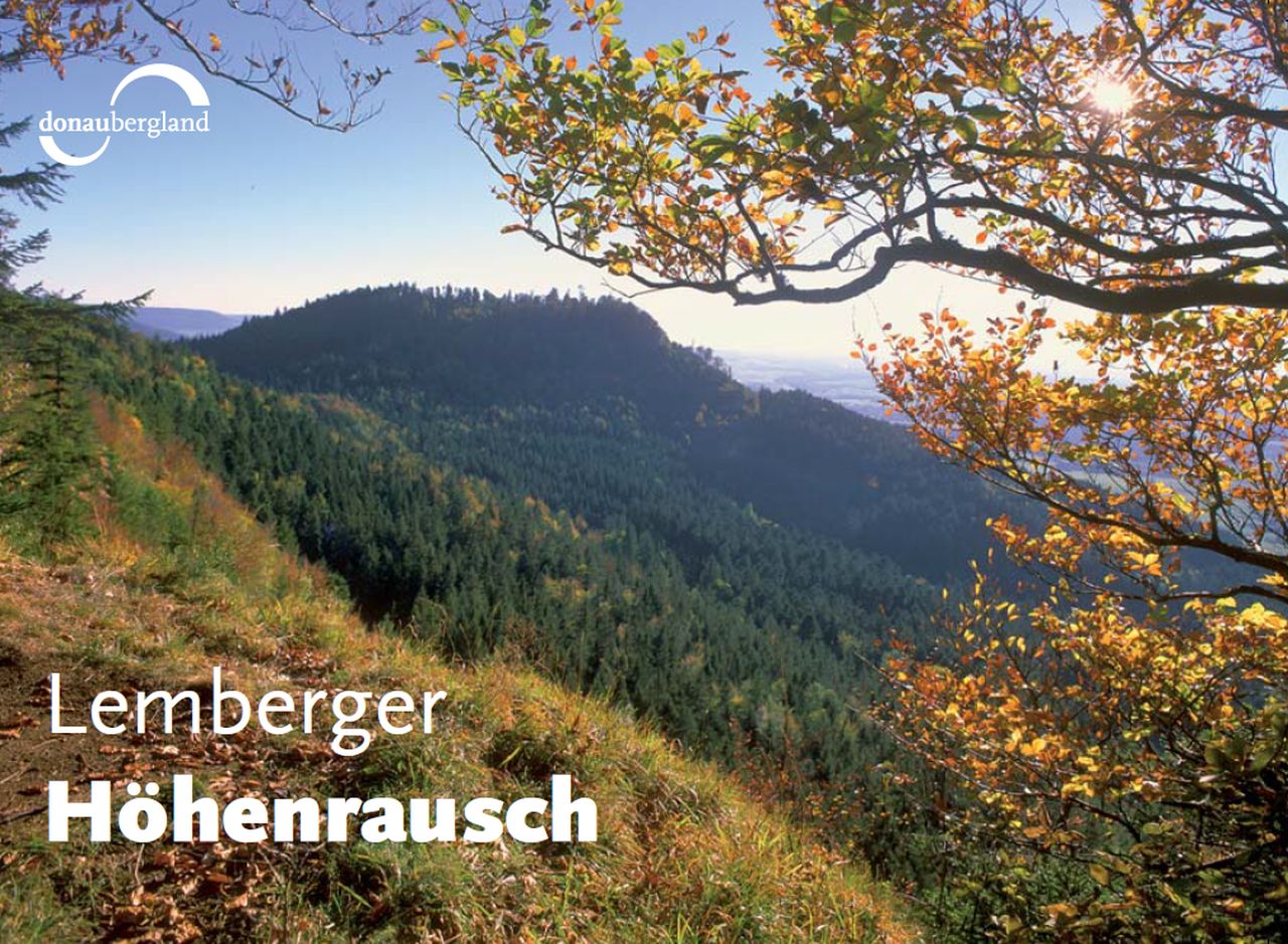 Donaubergland Postkartenmotiv mit Aussicht auf Berge und bewaldete Flächen an einem verfärbten Laubbaum mit dem Schriftzug Lemberg Höhenrausch