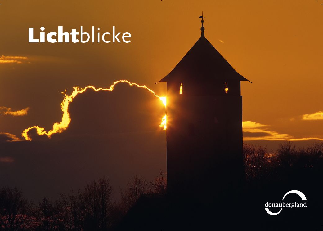 Donaubergland Postkartenmotiv mit einem Turm im tiefen Abendrot. Die Sonne wird von Wolken verdeckt und dem Schriftzug Lichtblicke