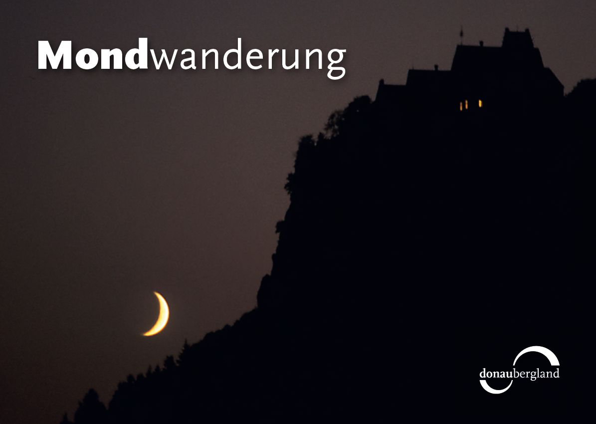 Donaubergland Postkartenmotiv mit beleuchtetem Gebäude auf einem Berg im Dunkeln und sichelförmiger Mondschein.