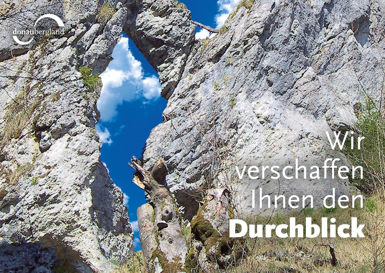 Donaubergland Postkartenmotiv mit Blick in blauen Himmel durch eine Felsspalte.