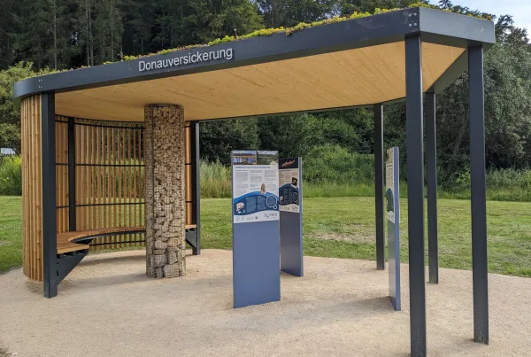 Pavillon mit Informationen zur Donauversickerung am Donauradweg in Immenidngen