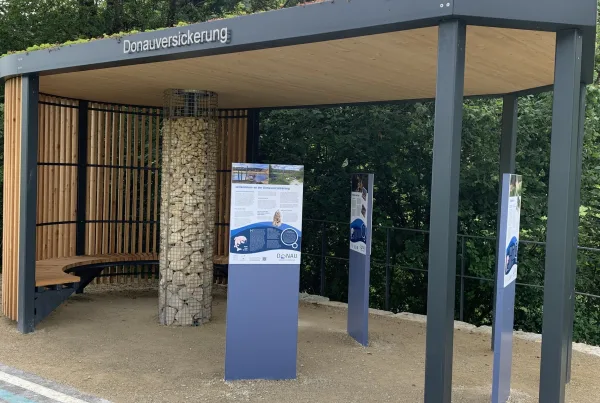 Pavillon am Donauradweg mit Informationen zur Donauversickerung bei Fridingen